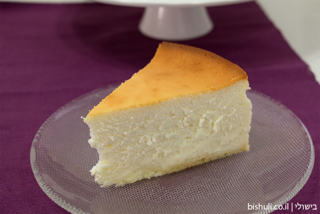 פרוסה של עוגת גבינה אפויה