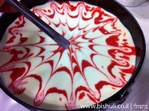עוגת גבינה אפויה עם מערבולת תותים - הכנה 5
