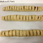 עוגיות תמרים - חיתוך הבצק לפני אפייה