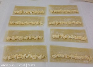 גלילי פילו במילוי גבינה - הוספת המילוי