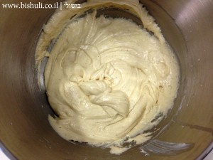 עוגת תמרים עם שטרויזל - הכנת הבלילה 4