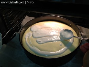 עוגת גבינה ושמנת חמוצה - הוספת הציפוי לעוגה