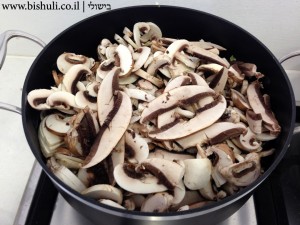 מרק פטריות וגריסים - הוספת הפטריות