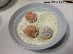כדורי אורז -ציפוי הכדורים בקמח