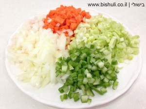 מרק ירקות - הכנת הירקות הקצוצים לטיגון