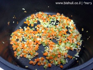 מרק ירקות - טיגון הירקות הקצוצים 2
