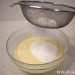 עוגת גבינה אפויה - ניפוי הקמח והקורנפלור