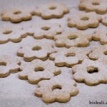 עוגיות ריבה - לאחר פיזור אבקת הסוכר